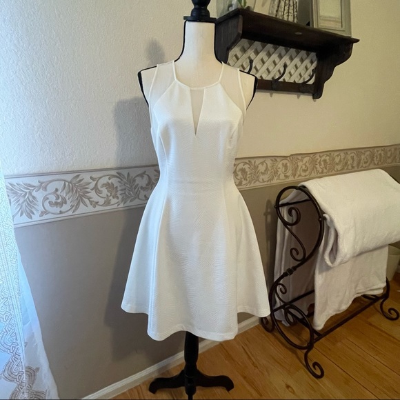 GUESS - Picture 2 of 3